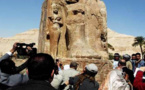احتفالات مصرية في الأقصر بنقل تمثالي الملك امنحتب الثالث لإعادة ترميمهما