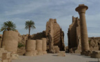 سياح إيرانيون يتجولون في مدينة الأقصر المصرية