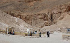 محتجون مصريون يغلقون مقابر ملكات الفراعنة غرب الأقصر أمام السياح
