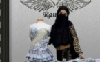 مصممة أزياء سعودية تصمم فستانا من النقود مستخدمة مليون ريال