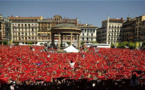 إطلاق مهرجان ركض الثيران الجاذب لمئات آلاف السياح في مدينة بامبولونا الاسبانية