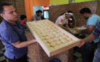السوريين الهاربون من جحيم الحرب يصلون قطاع غزة الذي يضيق بساكنيه