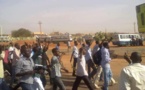 استمرار الاحتجاجات في السودان ومتظاهرون يصفون البشير ب " القاتل"