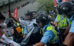 هراوات وفوضى في"هونج كونج" والمحتجون يعلقون مشاركتهم بالمحادثات  