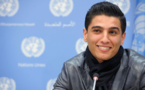 طلاب غاضبون يرشقون بالحجارة موكب الفنان الفلسطيني محمد عساف