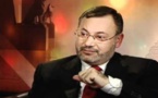 احتجاز احمد منصورر في مطار برلين بمذكرة توقيف مصرية
