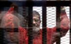 لأول مرة.. مرسي يظهر بزي الإعدام الأحمر