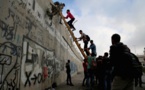 فلسطينيون يتسلقون "جدار الفصل" للصلاة في المسجد الأقصى