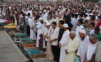 شيعة وسنة يؤدون صلاة الجمعة معا في البحرين