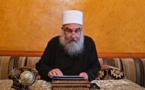 الهجري يدعو أبناء السويداء للتمسك بسلمية الاحتجاجات
