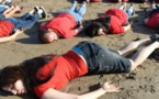   المغرب: فنانون يجسدون وفاة "الطفل أيلان " على شاطئ الرباط
