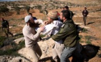 مستوطنون يهاجمون منزل فلسطيني ويحرقون سيارته بالضفة  