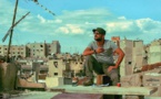 شاحنات ومبان قيد الانشاء مأوى سوريين شردتهم الحرب