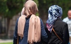 الاعتداء على سيدة محجبة في جبلة يشعل غضبا ودعوات للمحاسبة  