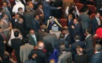 نواب يرشقون العبادي بقوارير المياه  ويمنعونه من تقديم تشكيلته  