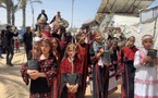 فلسطينيات يحيين ذكرى النكبة داخل مخيم نزوح وسط غزة