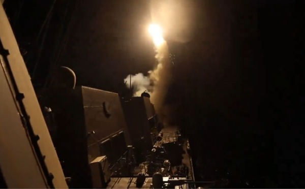 لحظة إطلاق صاروخ باليستي من مدمرة أمريكية نحو أهداف في اليمن- 5 من شباط 2024 (سينتكوم)
