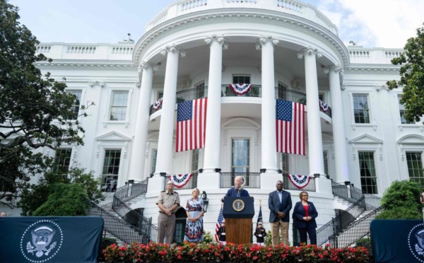 الرئيس الأمريكي جو بايدن يلقي خطابًا أمام البيت الأبيض (ديلي تلغراف)