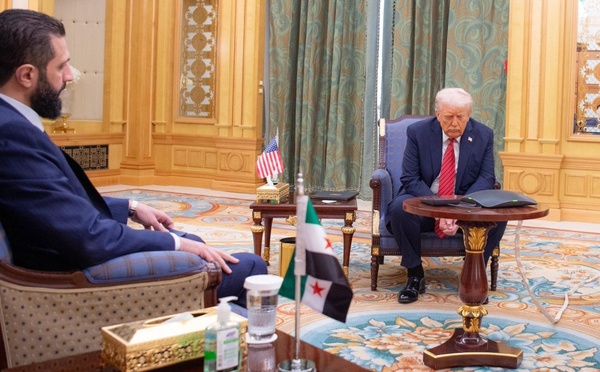 الرئيس السوري أحمد الشرع ونظيره الأمريكي دونالد ترامب في الرياض - 14 أيار 2025 (الرئاسة السورية)
