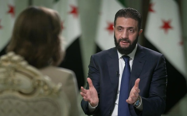 الرئيس السوري في المرحلة الانتقالية أحمد الشرع أثناء مقابلة مع قناة CBS الأمريكية - 21 أيلول 2025 (CBS/ يوتيوب)
