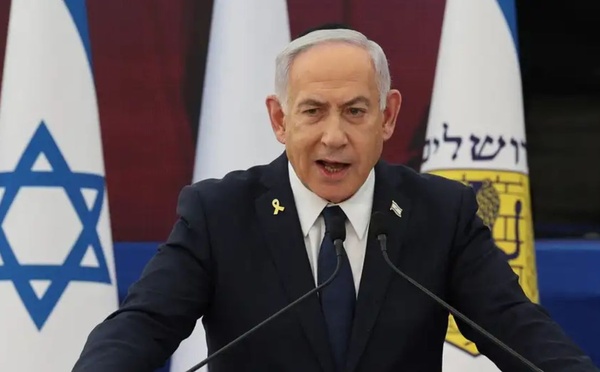 جاء في بيان لمكتب نتنياهو : "عقب المشاورات الأمنية، وجه رئيس الوزراء نتنياهو الجيش بتنفيذ غارات قوية وفورية على قطاع غزة" (Abir Sultan/AFP)